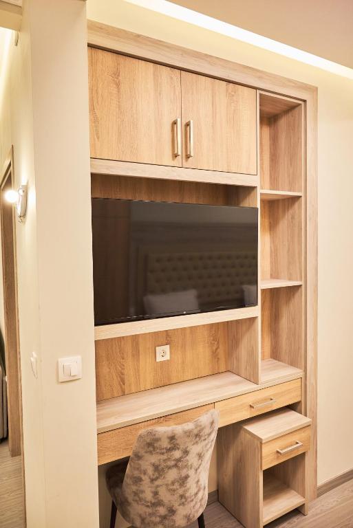 Televízia a/alebo spoločenská miestnosť v ubytovaní Famissi Eden Hotel