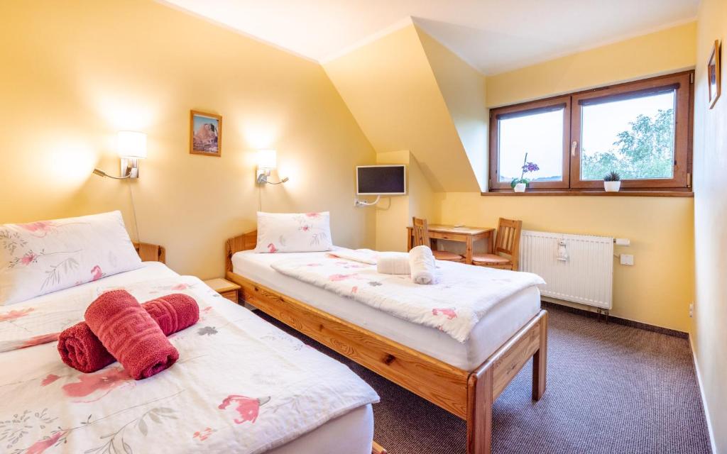 Cama ou camas em um quarto em Pension Čtyřlístek
