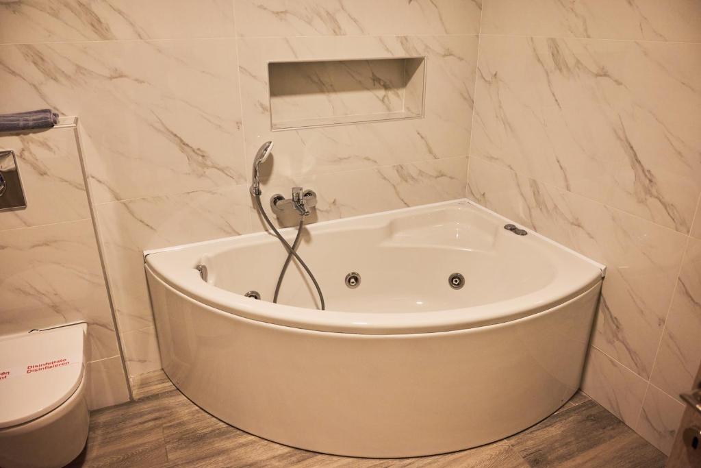 Kúpeľňa v ubytovaní Famissi Eden Hotel