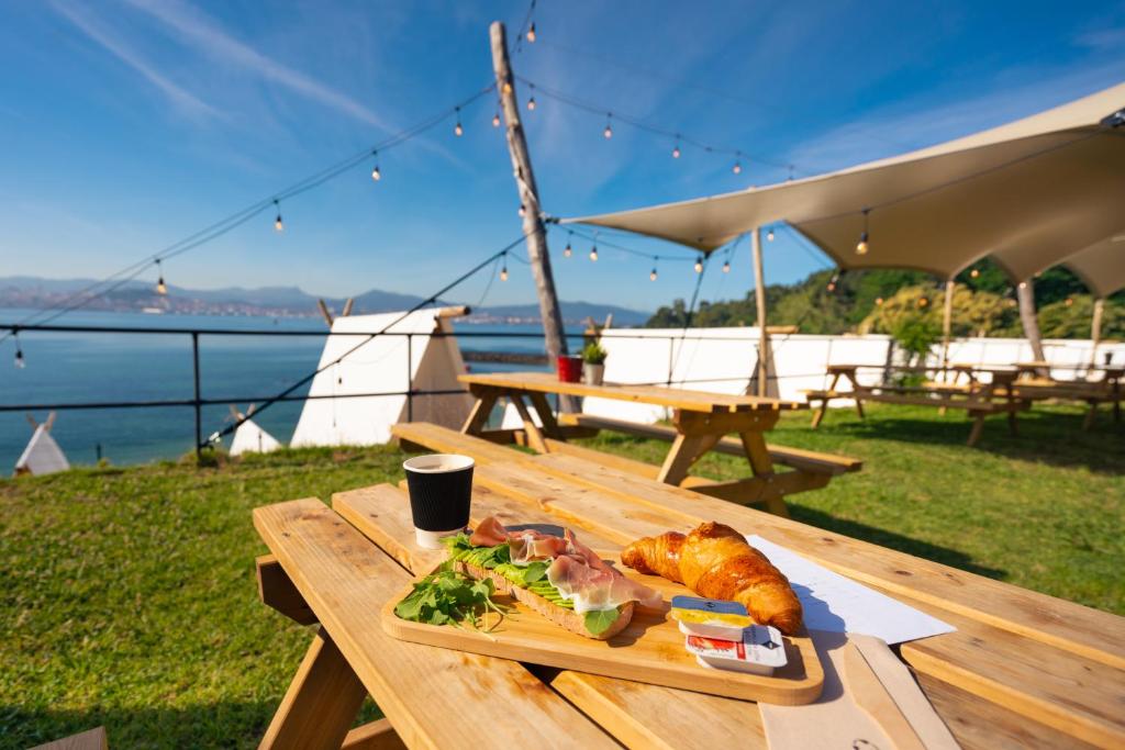 Jídlo v luxury tent nebo okolí