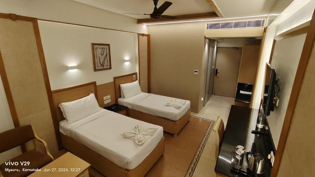 Postel nebo postele na pokoji v ubytování Hotel Roopa