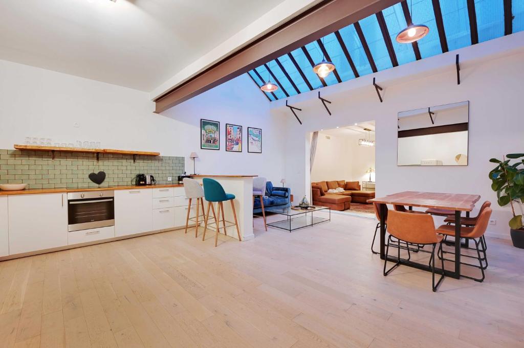 une cuisine et un salon avec une table et des chaises dans l'établissement Chic apartment - 2BR-6P - Center of Paris, à Paris