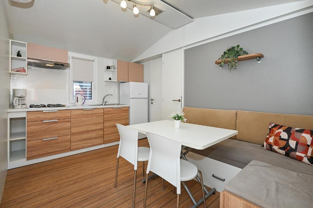 Kuchyň nebo kuchyňský kout v ubytování Camping Park Soline Mobile homes