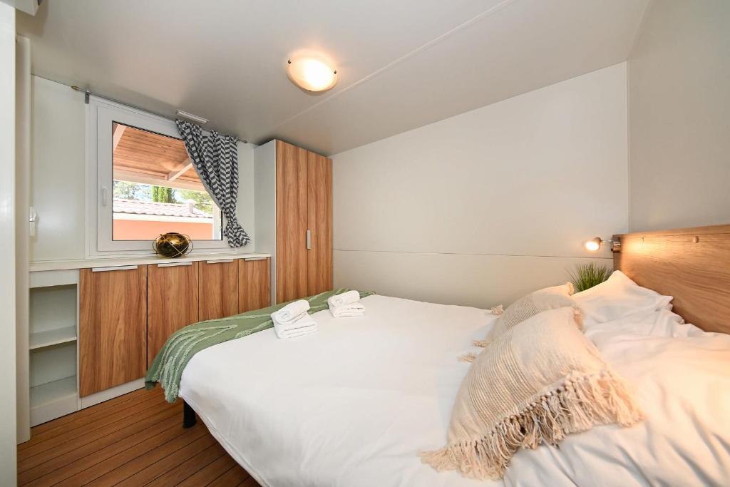 Postel nebo postele na pokoji v ubytování Camping Park Soline Mobile homes