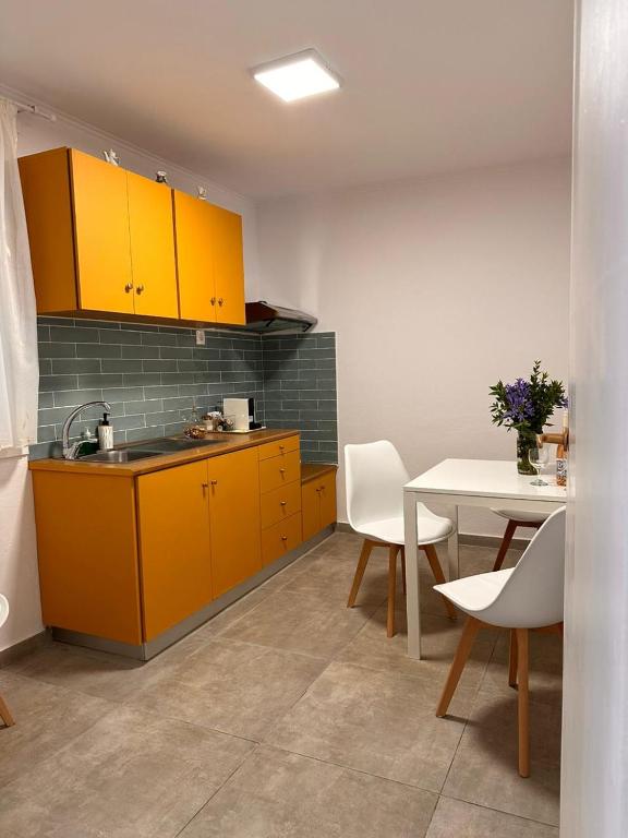 Kuchyň nebo kuchyňský kout v ubytování Tsanis Guest House