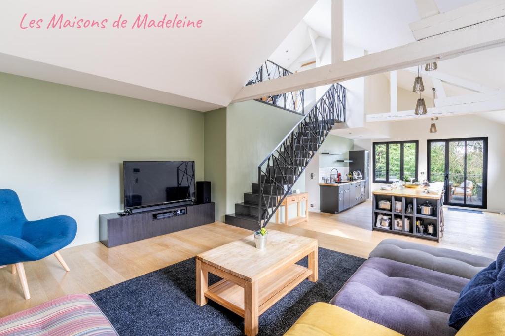 un salon avec un canapé et une table dans l'établissement Nouveau - Le Duplex, 3 chambres, grande terrasse., à Nantes