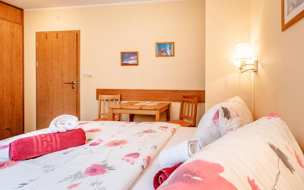 Cama ou camas em um quarto em Pension Čtyřlístek