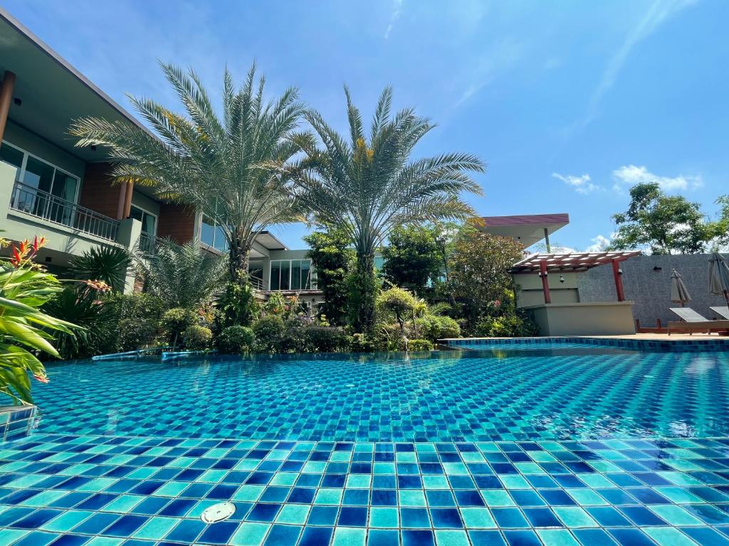 Bazén v ubytování Khaolak Forest Resort nebo v jeho okolí