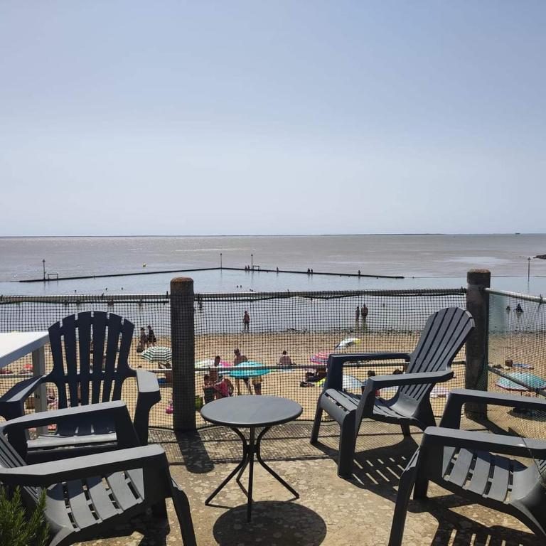 a group of chairs and a table on the beach at Les galets in Fouras