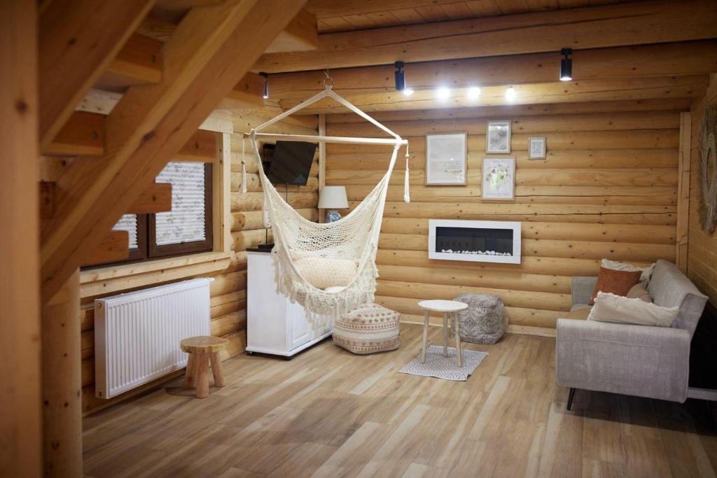 Televízia a/alebo spoločenská miestnosť v ubytovaní Domy z Bala - Bungalow 50 metrów od Plaży spa domki ogrzewane
