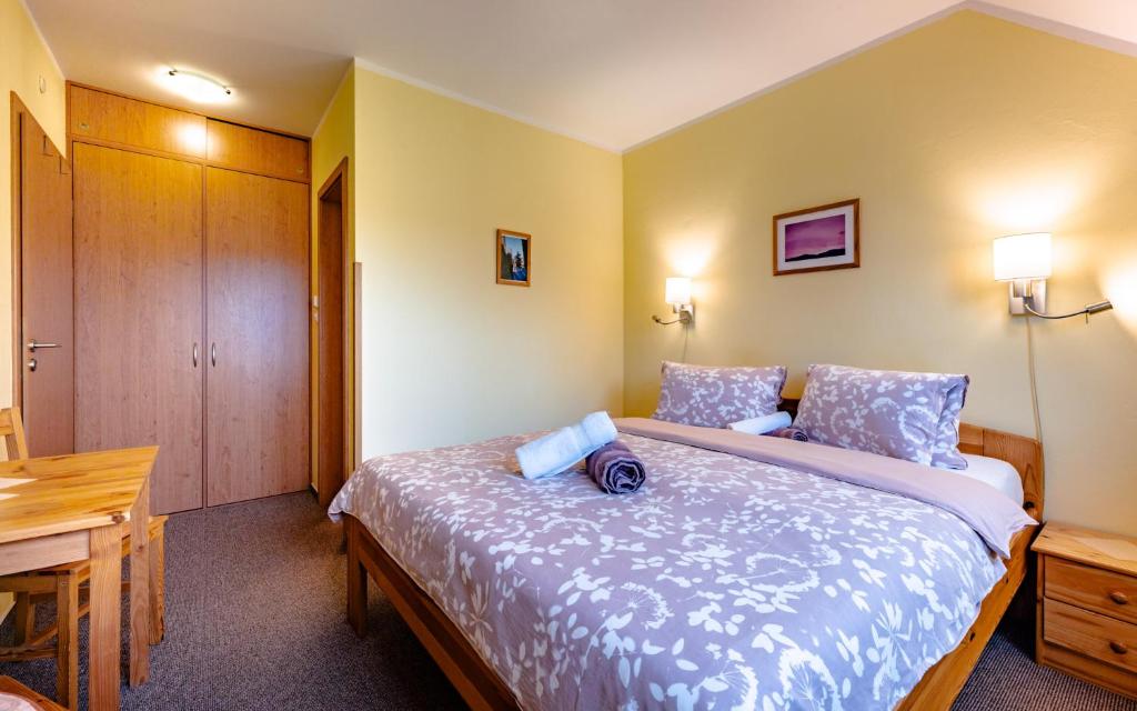 Cama ou camas em um quarto em Pension Čtyřlístek