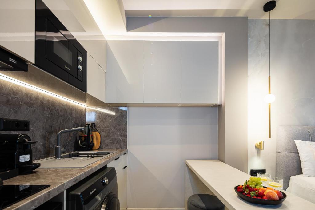 Kuchyňa alebo kuchynka v ubytovaní La Vie En Mer Apartments