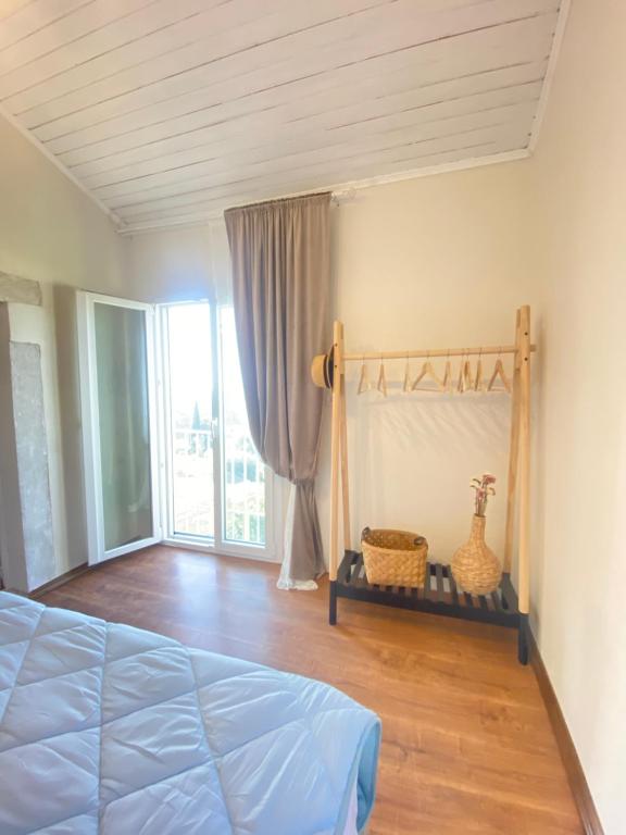 Postel nebo postele na pokoji v ubytování Dinateli Houses - Live like a local in Corfu