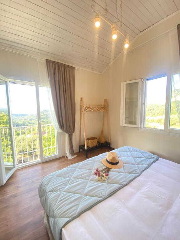 Postel nebo postele na pokoji v ubytování Dinateli Houses - Live like a local in Corfu
