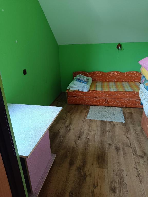 Postel nebo postele na pokoji v ubytování Bieszczadzkie Spanie Cisna 9