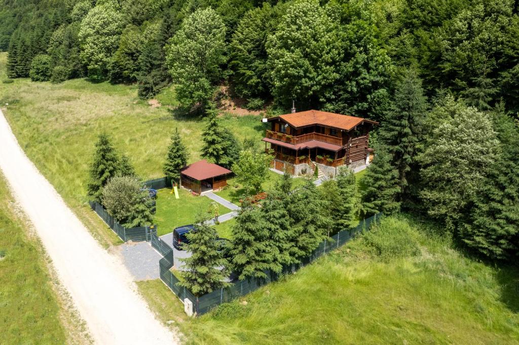 ザルネシュティにあるCasa Bucuriei - Plaiul Foii, Zărneștiの森の家屋上景