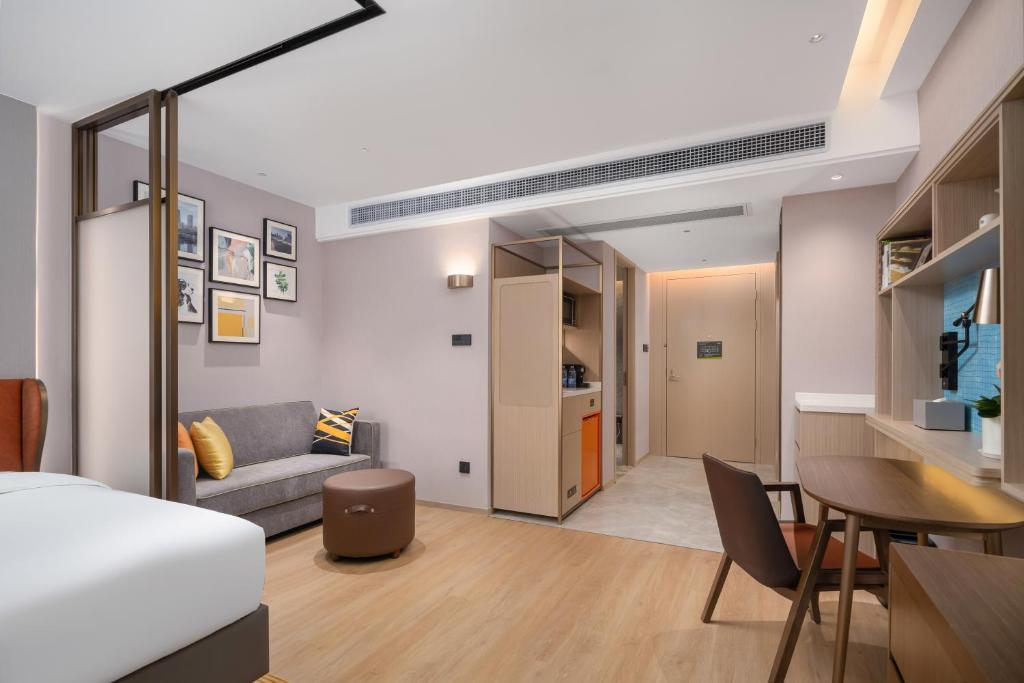 A seating area at Home2 Suite by Hilton Dongguan Shijie