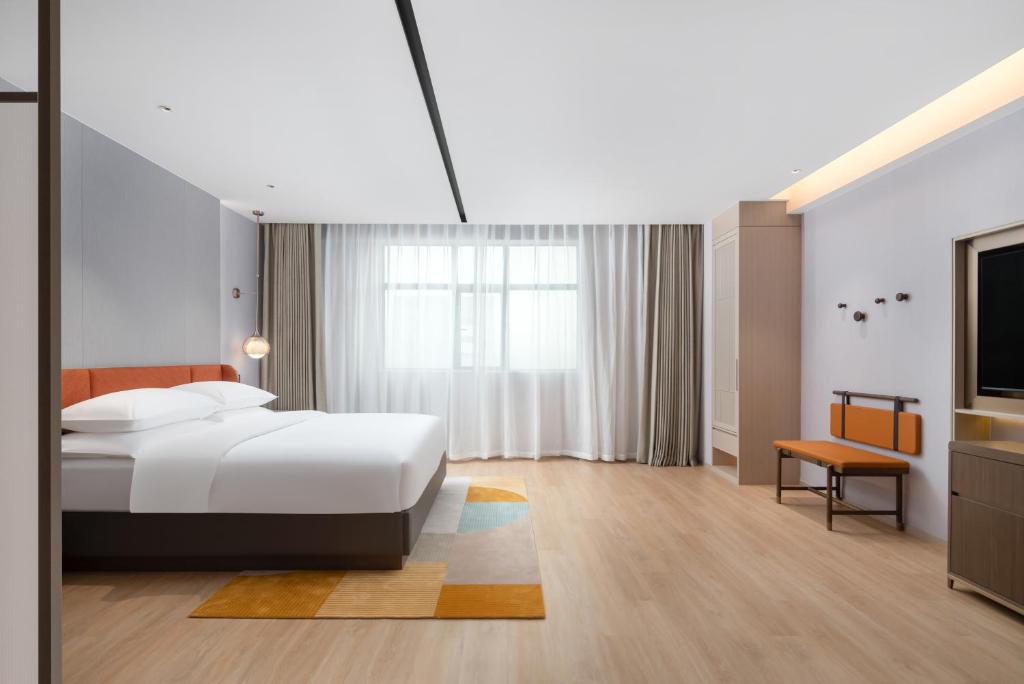 A bed or beds in a room at Home2 Suite by Hilton Dongguan Shijie