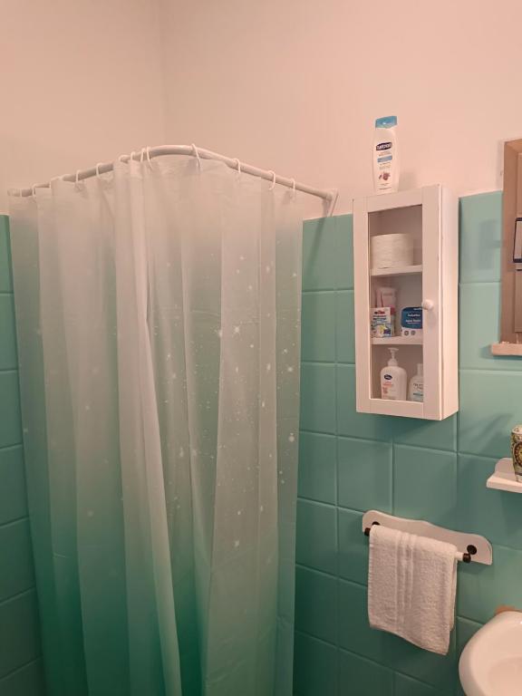 łazienka z prysznicem z zasłoną prysznicową w obiekcie Country House Gaeta w mieście Gaeta
