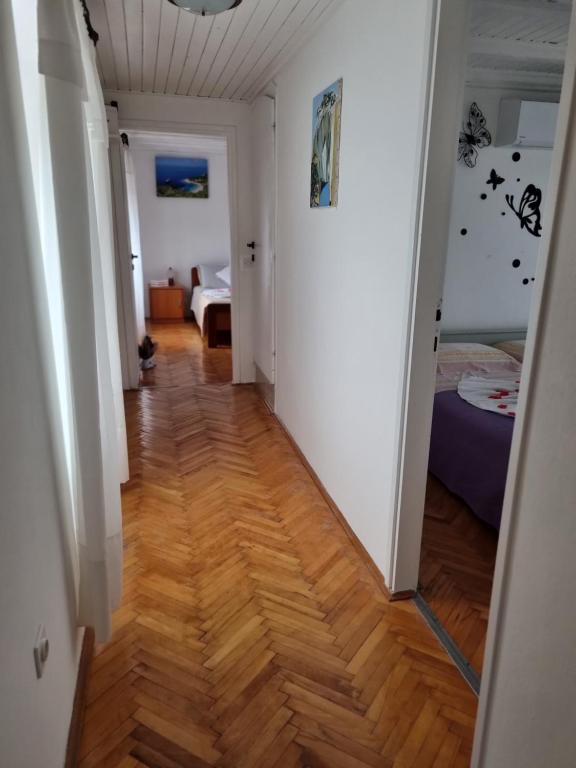 Postel nebo postele na pokoji v ubytování Apartmani Milenko Lubenice