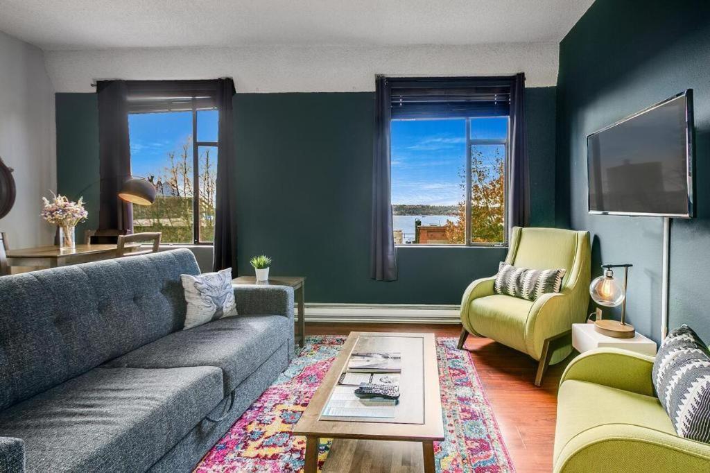 a living room with a couch and a tv at The Oxford Seattle-Downtown in Seattle