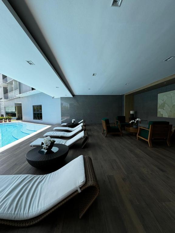 Bazén v ubytování Makati apartment - Lush Residences nebo v jeho okolí