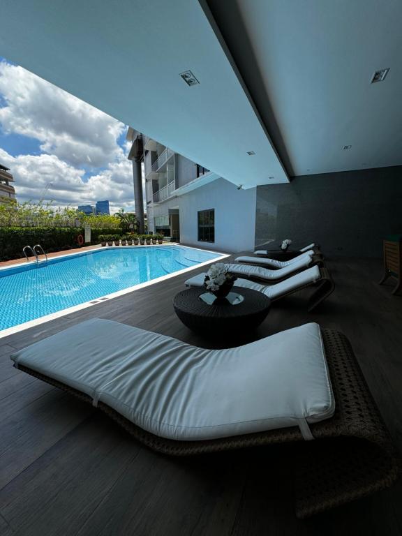 Bazén v ubytování Makati apartment - Lush Residences nebo v jeho okolí