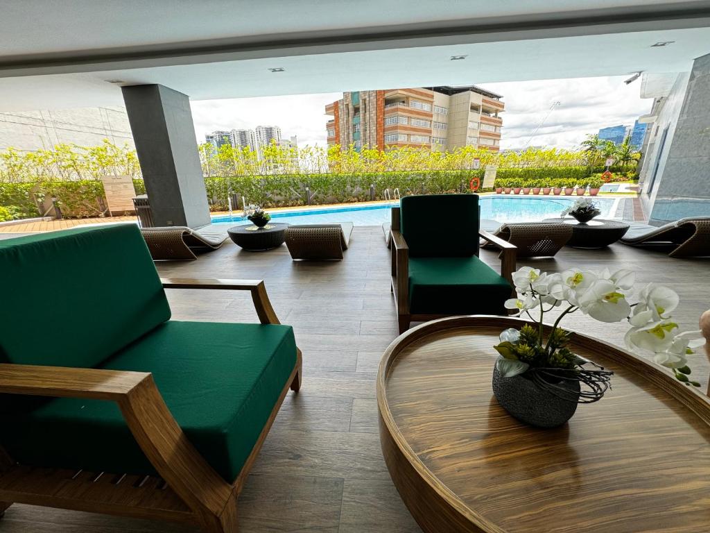 Bazén v ubytování Makati apartment - Lush Residences nebo v jeho okolí