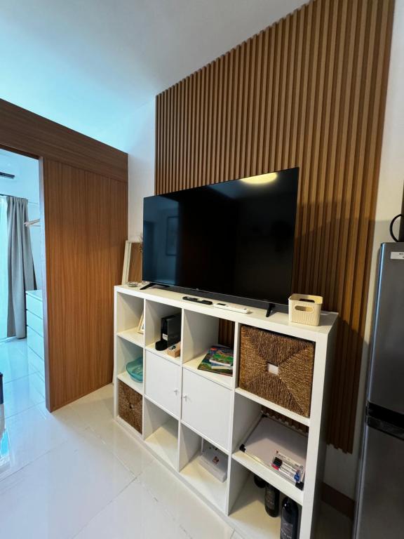 TV a/nebo společenská místnost v ubytování Makati apartment - Lush Residences
