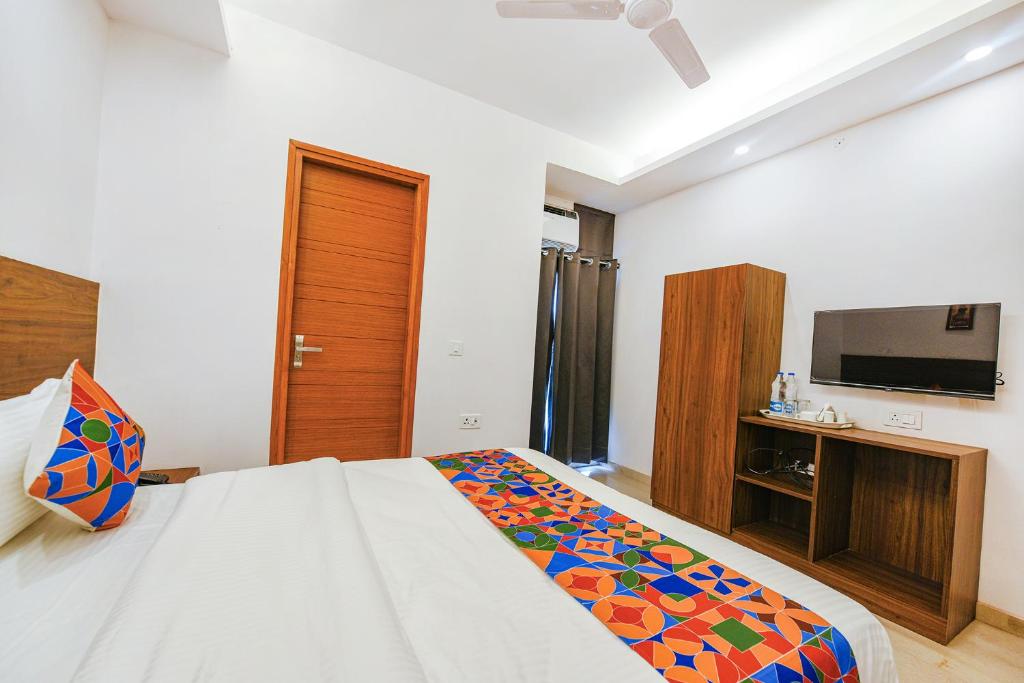 Postel nebo postele na pokoji v ubytování Fabhotel Sparkling - Nr Yashobhoomi Convention Centre