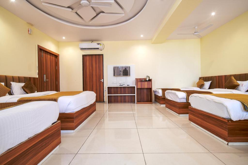 Postel nebo postele na pokoji v ubytování Radhe Krishna Resort