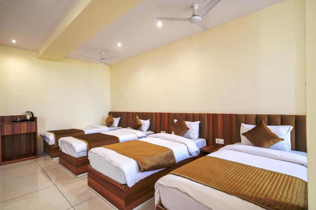 Postel nebo postele na pokoji v ubytování Radhe Krishna Resort