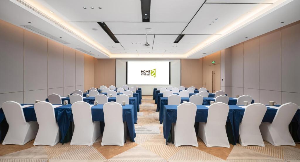 The business area and/or conference room at Home2 Suite by Hilton Dongguan Shijie