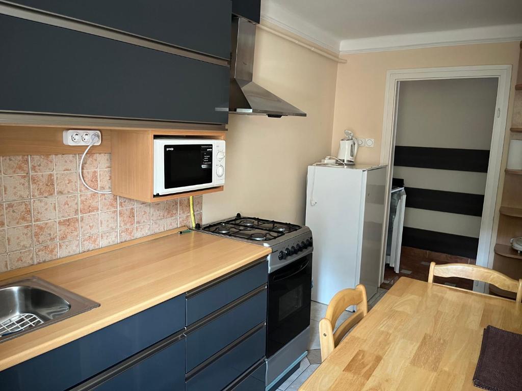 A kitchen or kitchenette at Harsányi vendégház