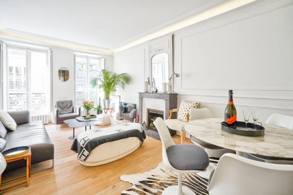 un salon avec une table et un canapé dans l'établissement Trocadéro - Genuine Apartment, à Paris
