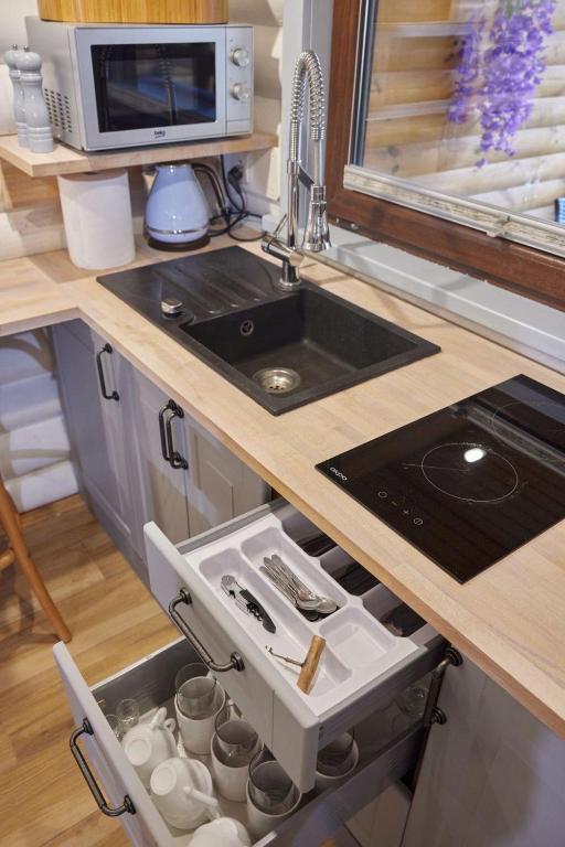 Kuchyňa alebo kuchynka v ubytovaní Domy z Bala - Bungalow 50 metrów od Plaży spa domki ogrzewane