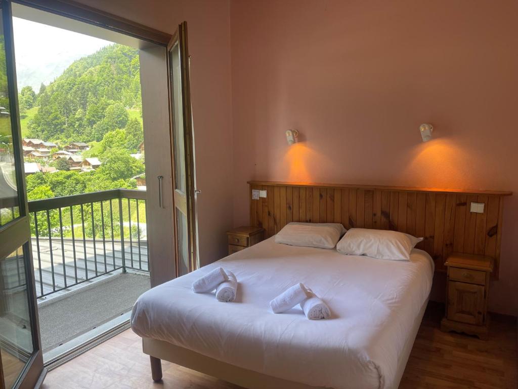 Postel nebo postele na pokoji v ubytování Hôtel Le MontBlanc Flumet