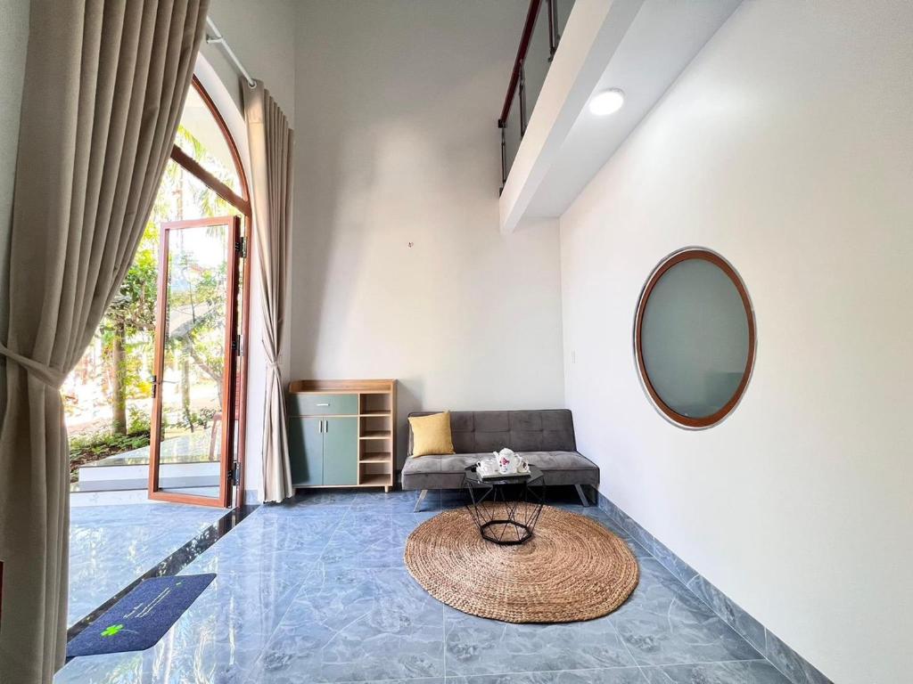 Una sala de estar con una mesa y un espejo. en Nhà Của Mom, en Buon Ma Thuot