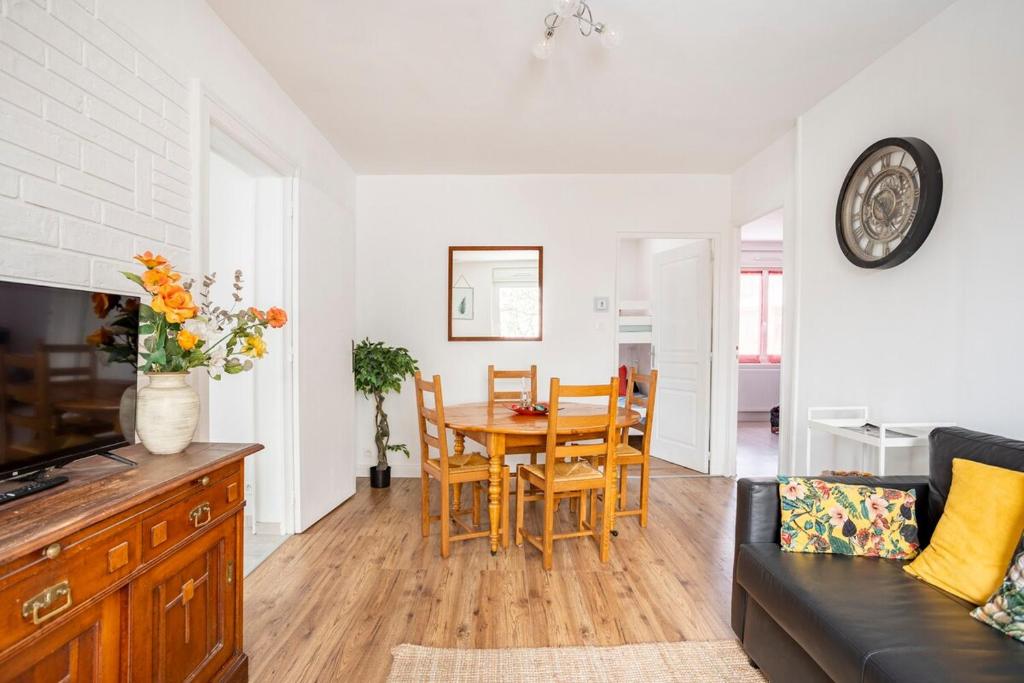 une cuisine et un salon avec une table et des chaises dans l'établissement Nid douillet aux portes de Nancy, à Varangéville