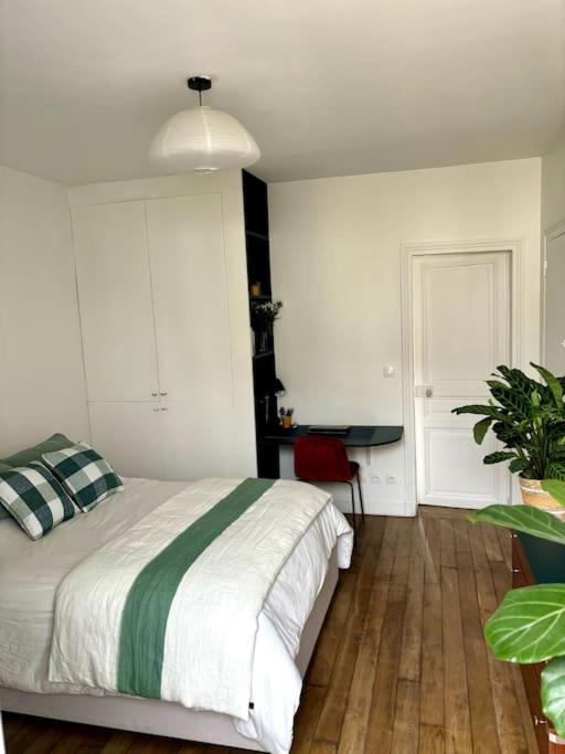 une chambre avec un lit et un bureau dans l'établissement Superbe appartement 2 personnes, à Paris