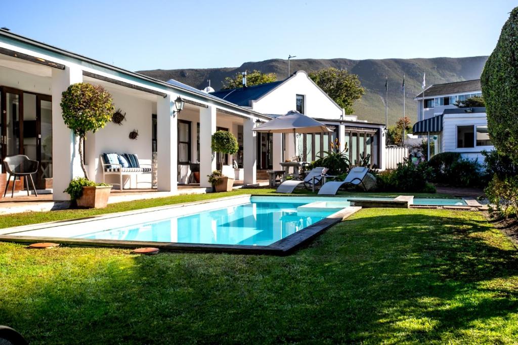 Swimmingpoolen hos eller tæt på Sixteen Guesthouse on Main