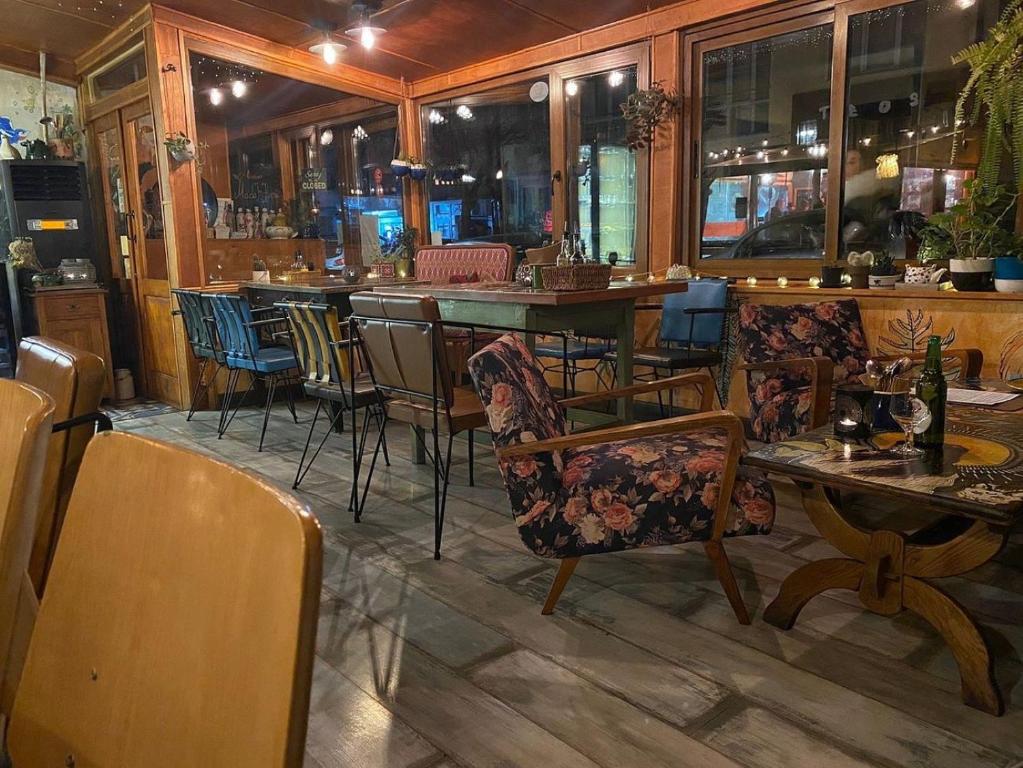 A seating area at Palace of Culture 2-Bedroom Retreat on Skobelev blvd