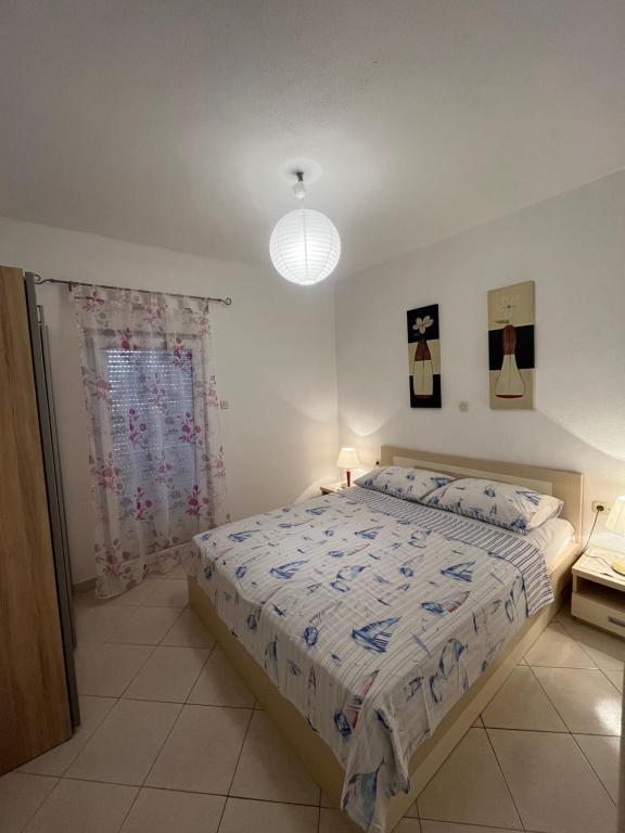 Postel nebo postele na pokoji v ubytování Apartments Mais Tisno