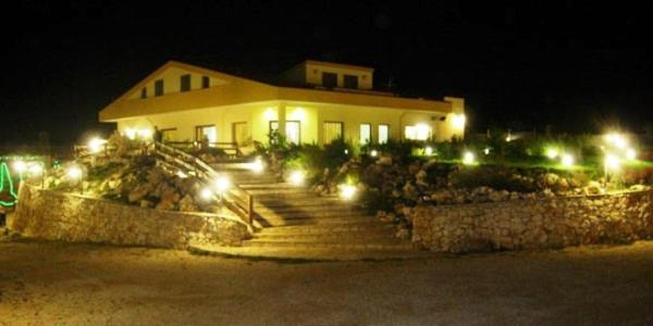 ein Haus mit Lichtern in der Nacht davor in der Unterkunft Agriturismo Terra dei Sassi in Matera