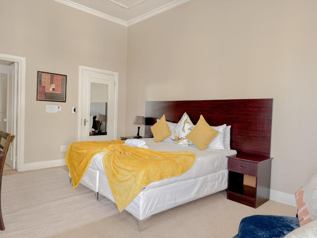 Una cama o camas en una habitación de Amoris In Sea Point