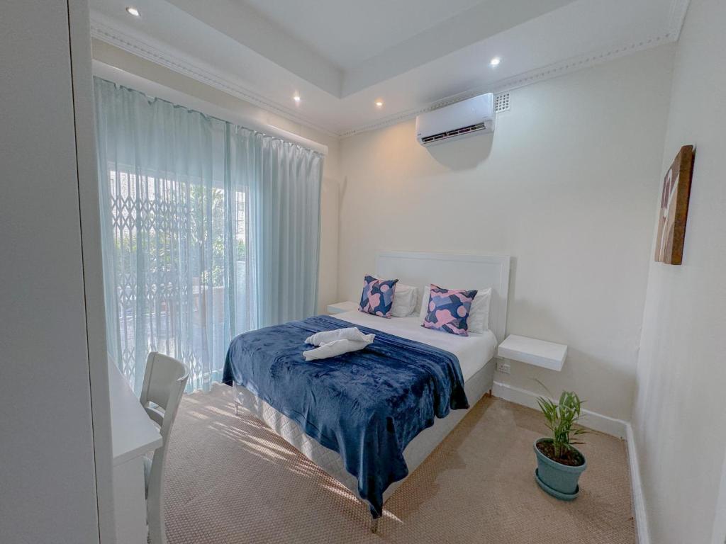 Una cama o camas en una habitación de Amoris In Sea Point