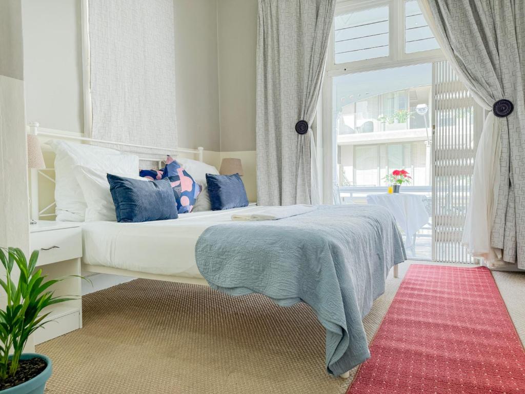 Una cama o camas en una habitación de Amoris In Sea Point