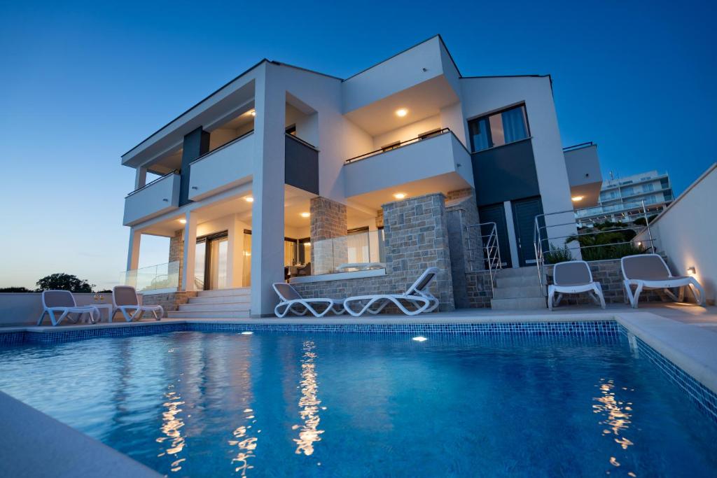 Bazén v ubytování Luxury Guest House Rose nebo v jeho okolí