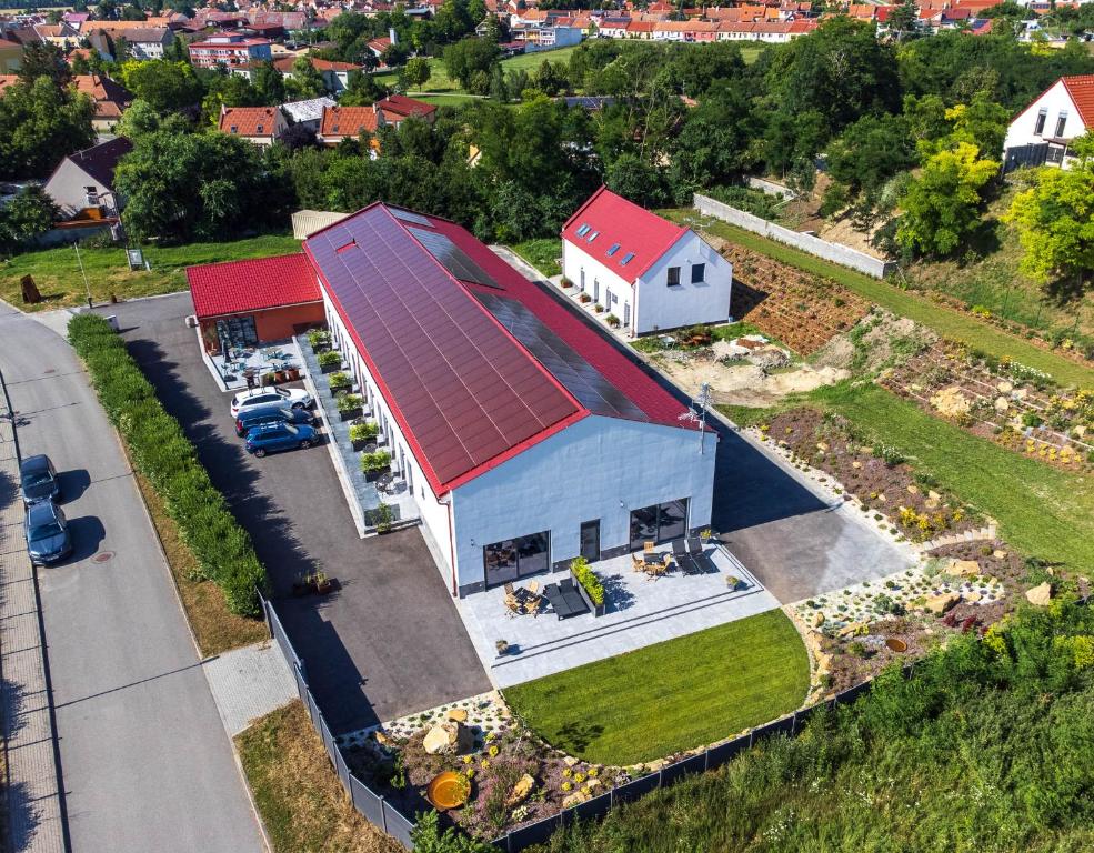 widok na stodołę z czerwonym dachem w obiekcie Veltlin Bed & Wine w mieście Valtice