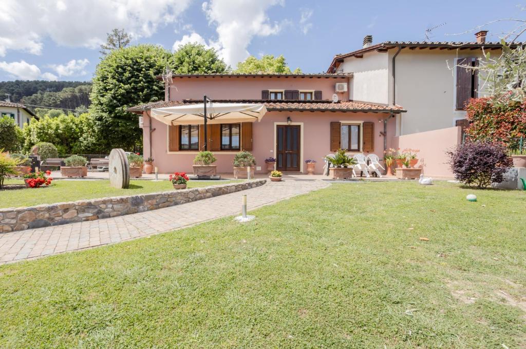Κήπος έξω από το Rustic Villetta with Garden, Pool and Parking